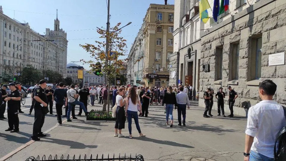 На відкриття меморіальної дошки Кернесу прийшли кілька десятків людей На відкриття меморіальної дошки Кернесу прийшли кілька десятків людей