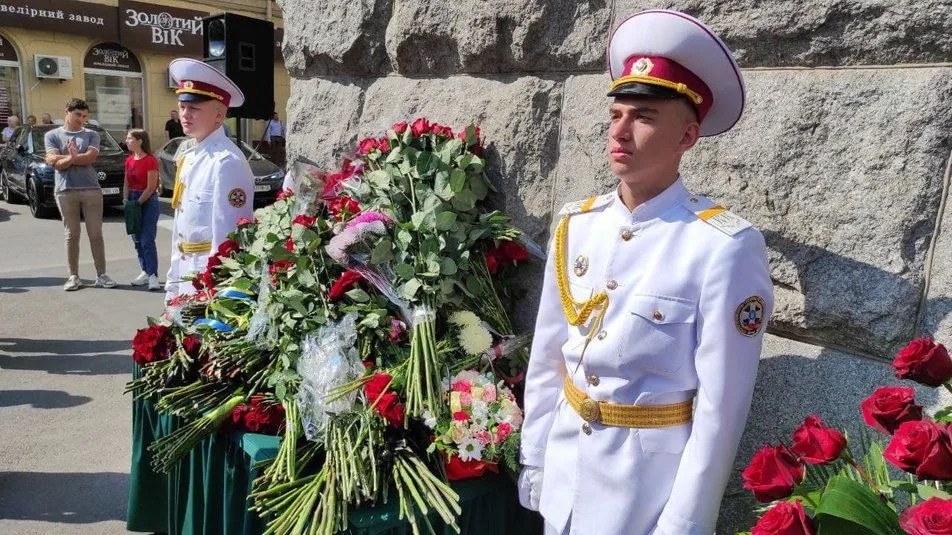 До меморіалу принесли квіти До меморіалу принесли квіти