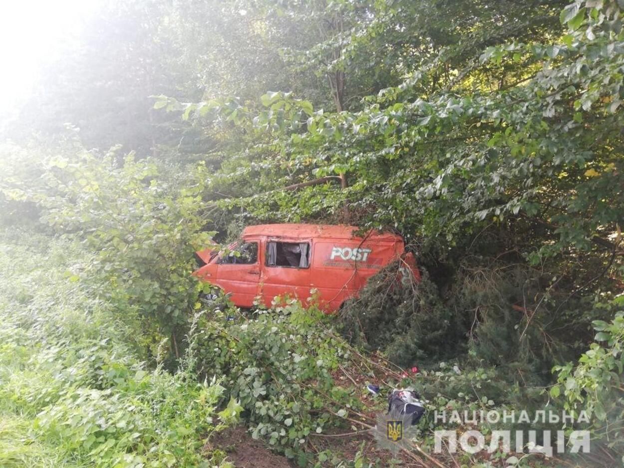 Автівки вилетіли у кювет: у нищівній ДТП на трасі Львів – Краковець постраждали 6 людей - Новини Львова - Львів