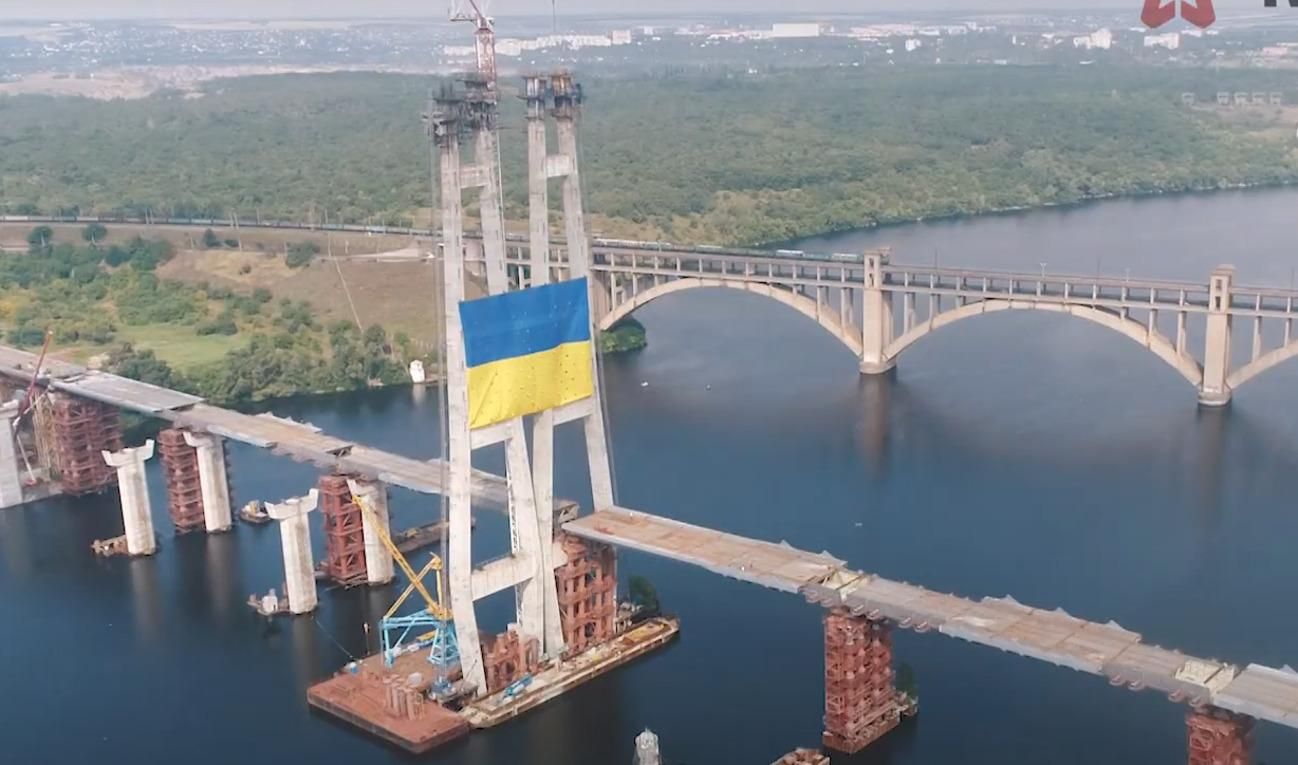 "Запорожсталь" поднял флаг Украины на самой высокой точке над рекой Днепр