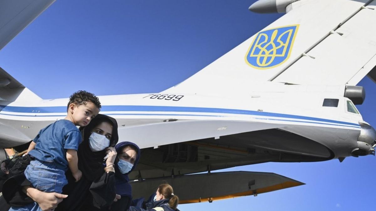 С Кабула вылетел самолет с более чем 100 украинцами, – МИД