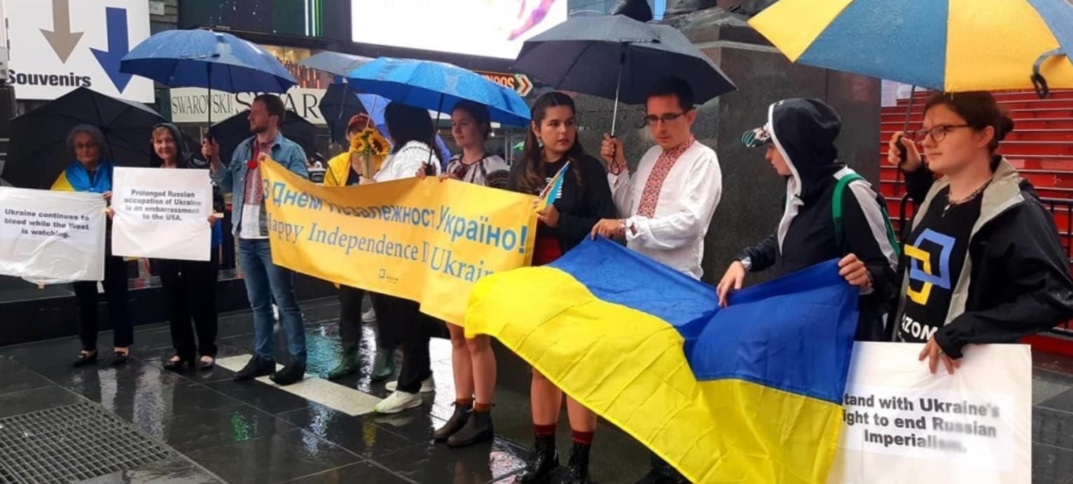 Українці Нью-Йорка провели вражаючий флешмоб у вишиванках - Україна новини - 24 Канал