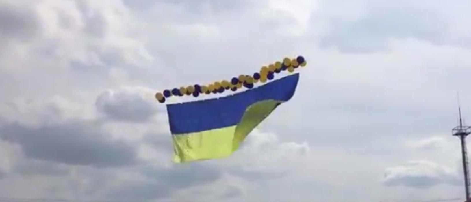 На Луганщині на окуповані території запустили величезний український прапор: вражаюче відео - Новини Луганська сьогодні - 24 Канал