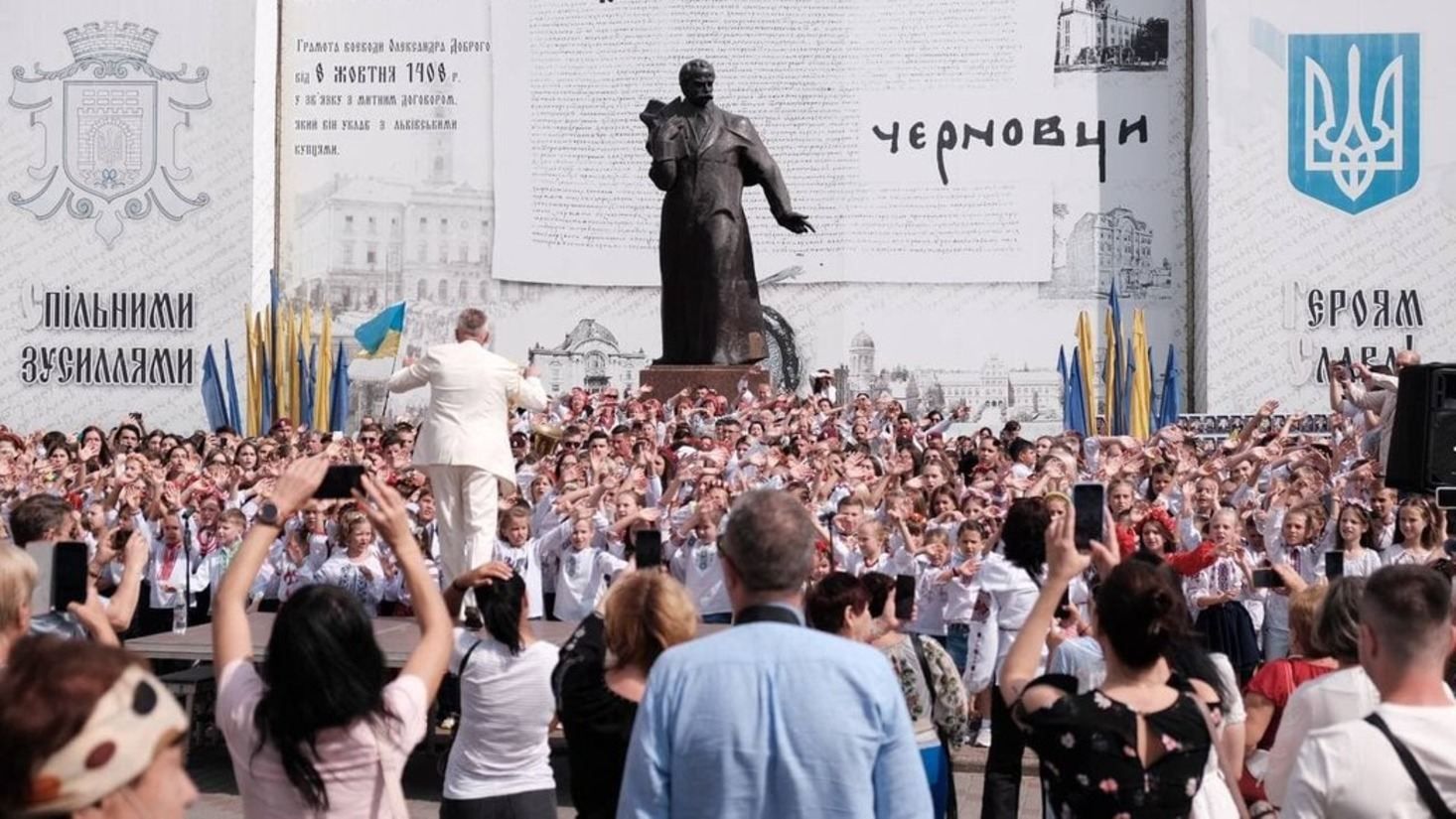 Тисяча людей співали "Червону руту": буковинці встановили національний рекорд - Україна новини - 24 Канал