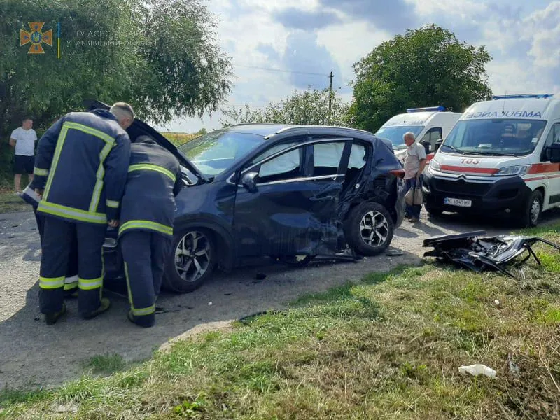 На Львівщині зіткнулись KIA та Audi: постраждалих вирізали із салону – фото з місця ДТП