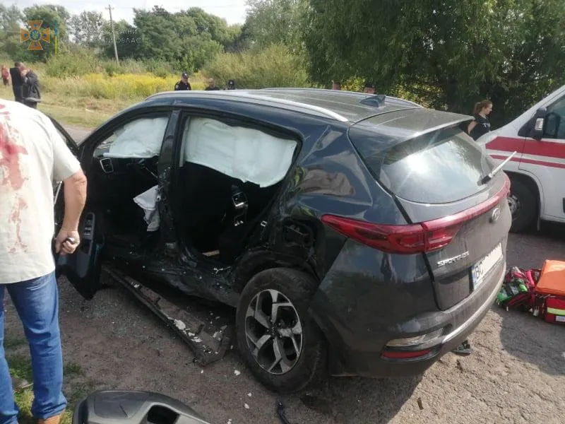 На Львівщині зіткнулись KIA та Audi: постраждалих вирізали із салону – фото з місця ДТП На Львівщині зіткнулись KIA та Audi: постраждалих вирізали із салону – фото з місця ДТП