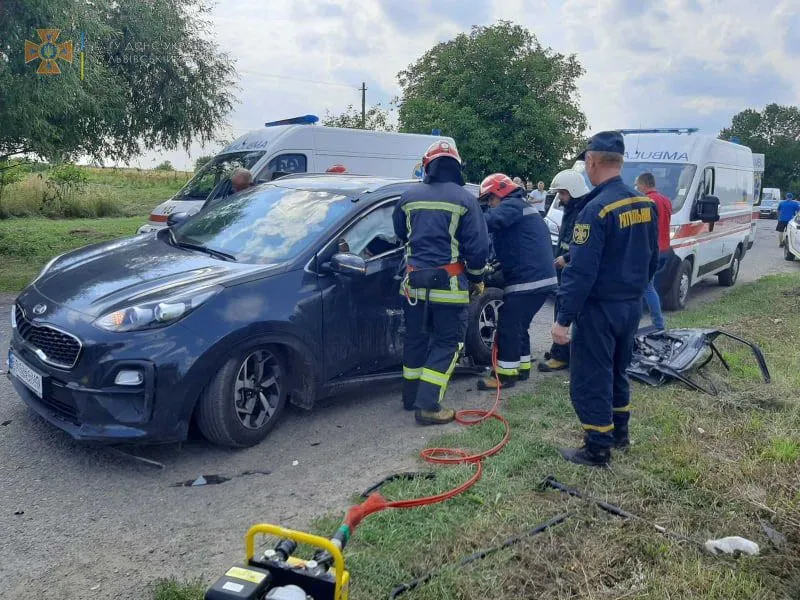 На Львівщині зіткнулись KIA та Audi: постраждалих вирізали із салону – фото з місця ДТП