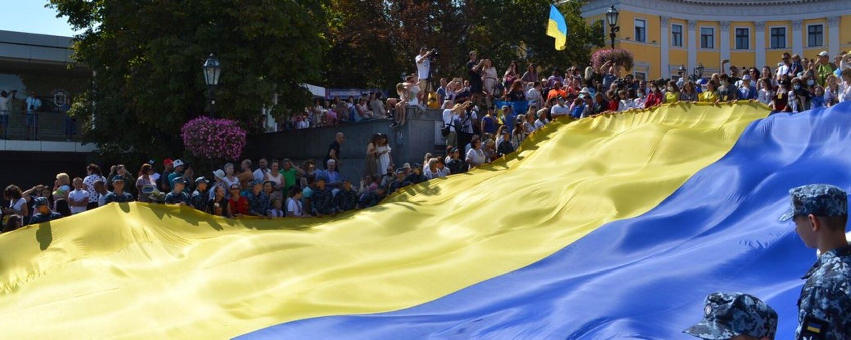 В Одессе развернули 30-метровый Государственный Флаг и надели вышиванку на памятник Дюку В Одессе развернули 30-метровый Государственный Флаг и надели вышиванку на памятник Дюку