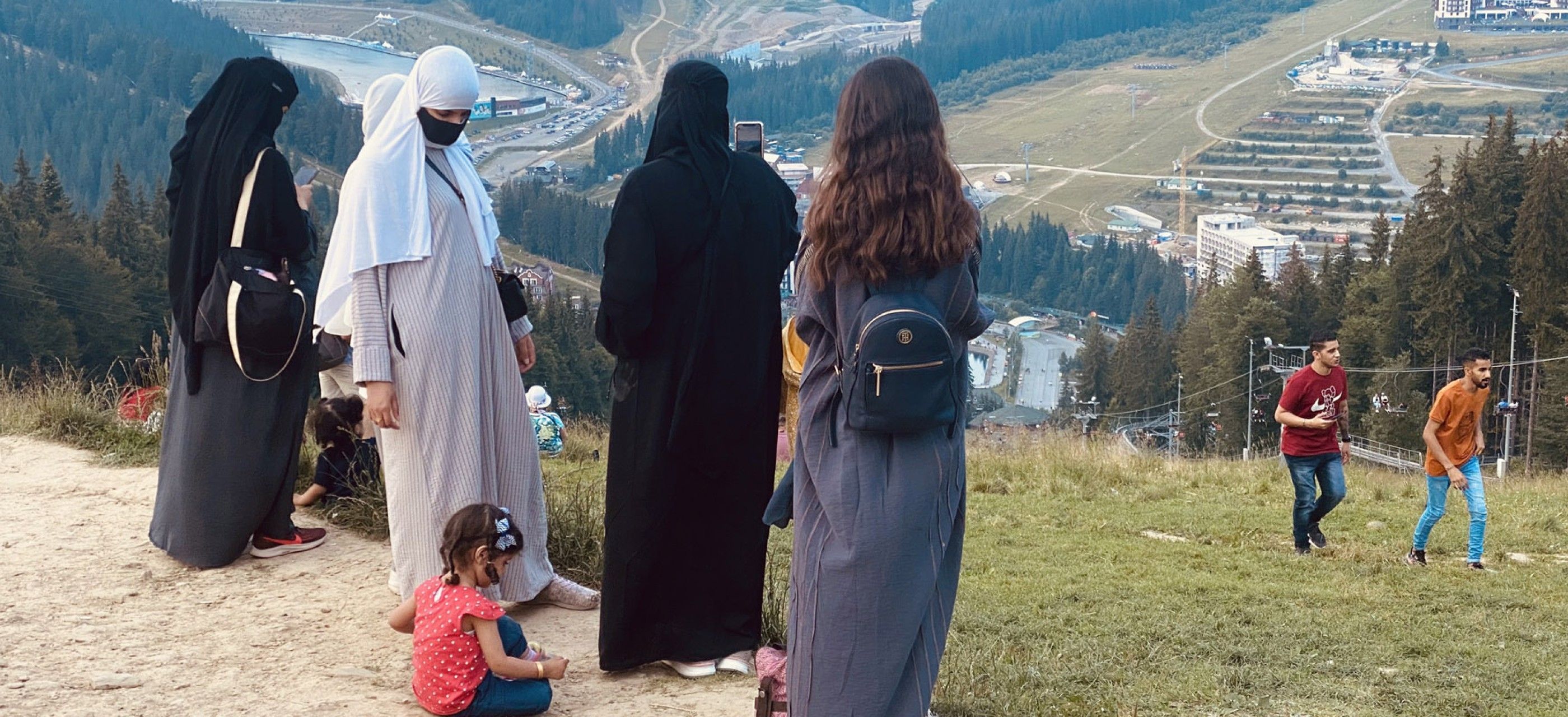 Женщины в хиджабах стали обычным событием в карпатских селах