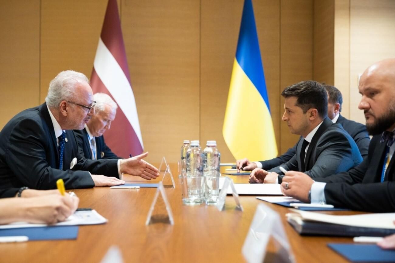 Президент Латвии пообещал Зеленскому помощь на пути в НАТО и ЕС