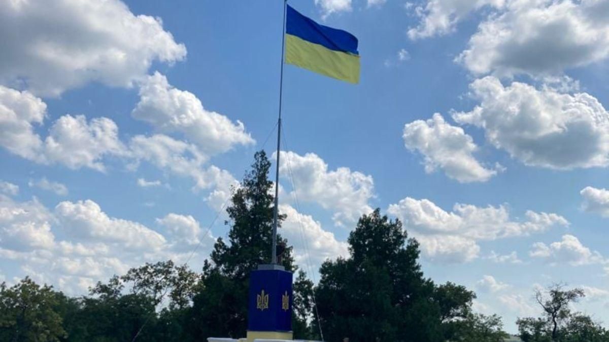 На місці пам'ятника Леніну: у Донецькій області підняли український прапор - Україна новини - 24 Канал