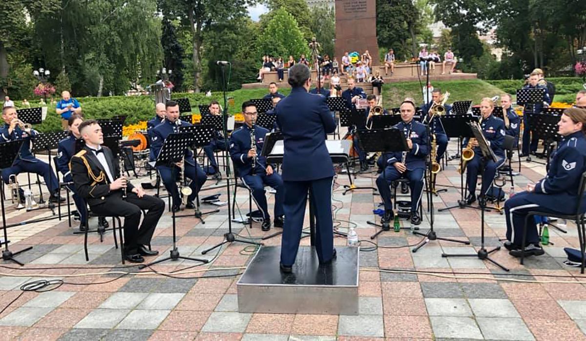 Емоційна подія, – керівниця військового оркестру США про участь у параді – Голос Америки - новини Криму - 24 Канал Емоційна подія, – керівниця військового оркестру США про участь у параді – Голос Америки - новини Криму - 24 Канал