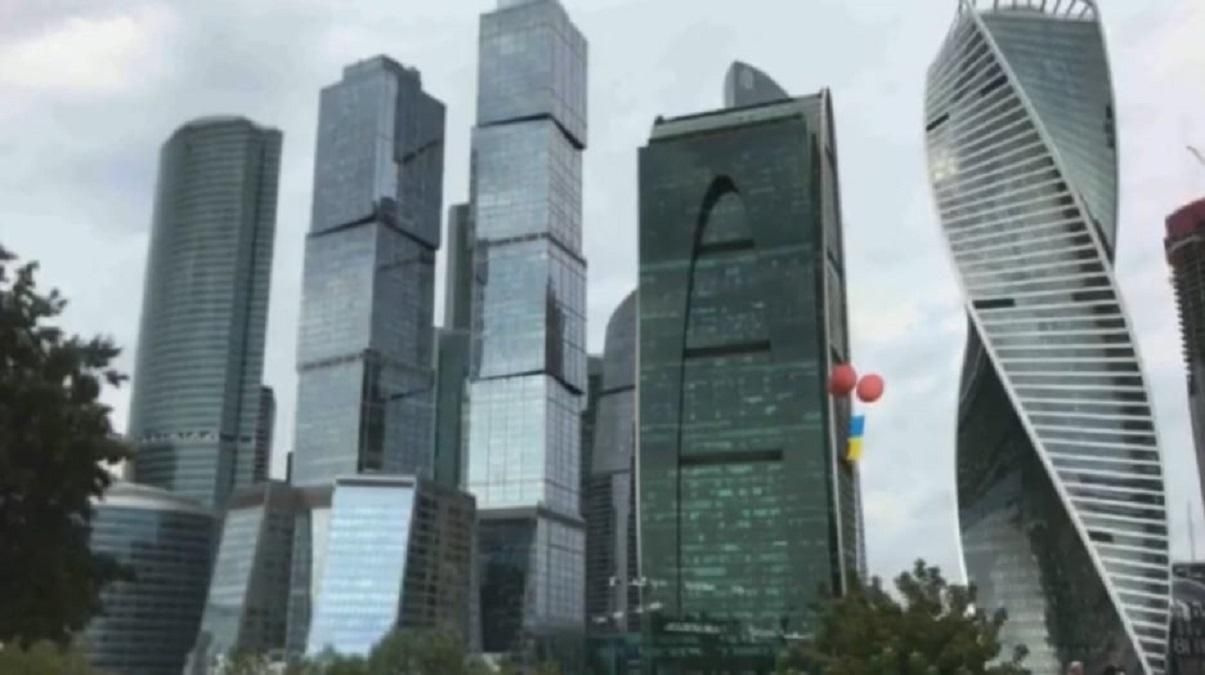 У Москві підняли в небо другий за добу прапор України: захопливе відео - Новини росії - 24 Канал У Москві підняли в небо другий за добу прапор України: захопливе відео - Новини росії - 24 Канал