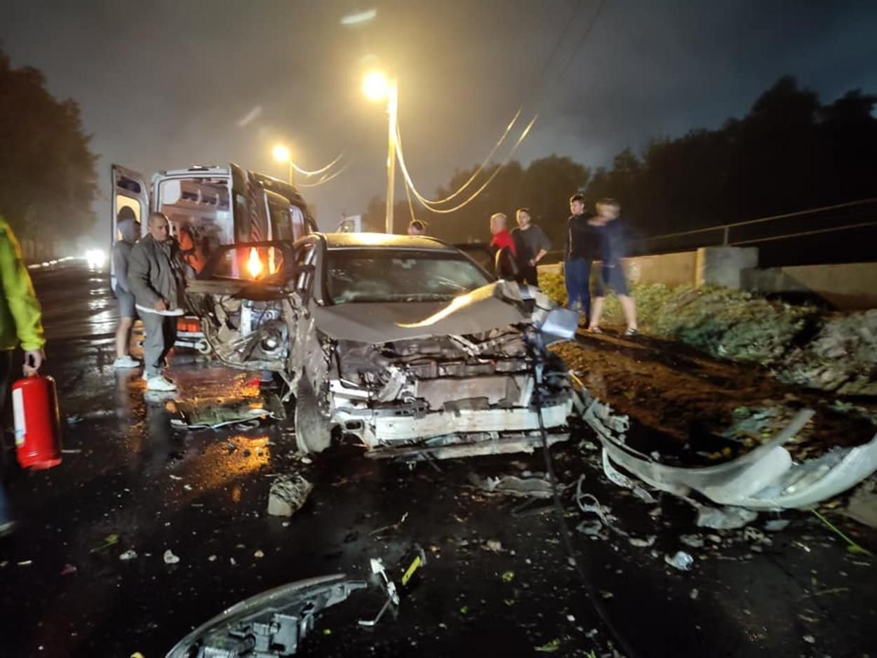 Во Львове неадекватный таксист Uklon на скорости влетел в столб: пострадали пассажиры