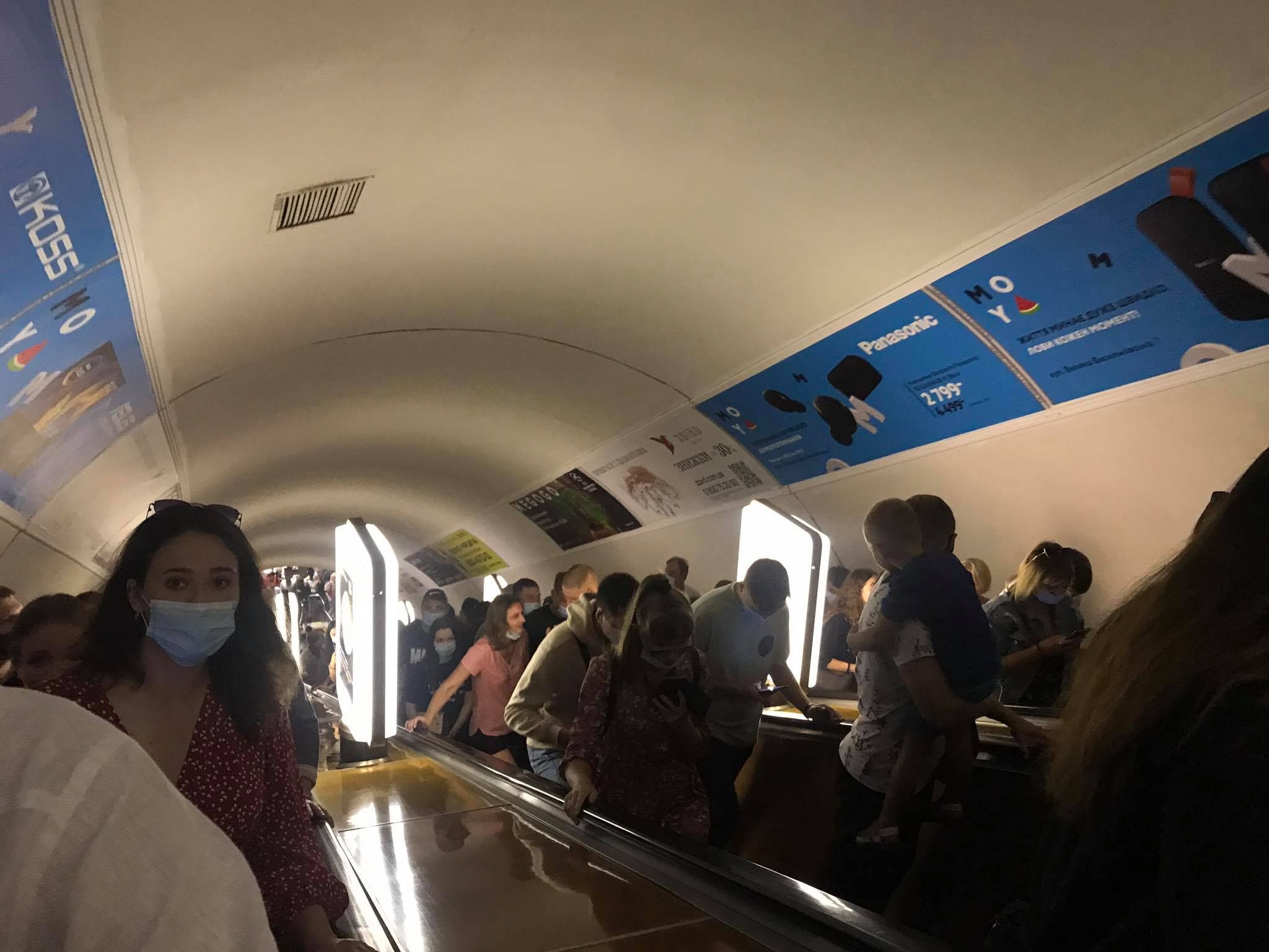 У Києві закрили на вхід дві станції метро: відео натовпу людей - Україна новини - Київ