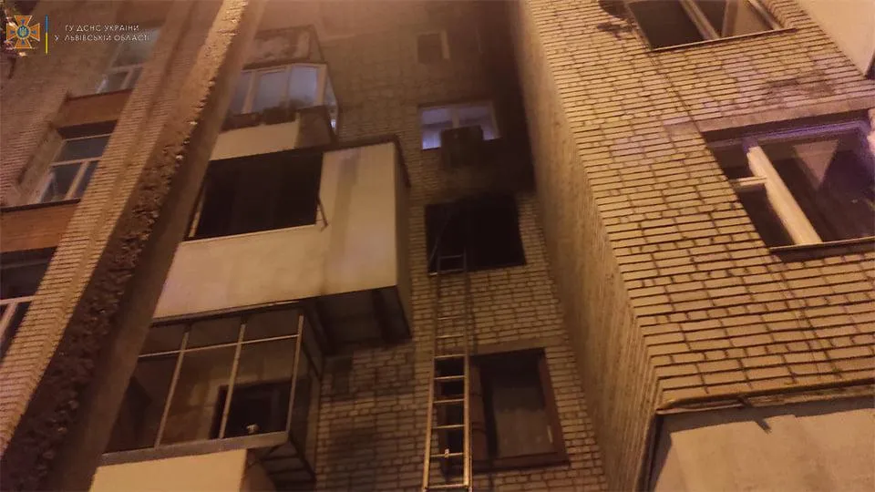 У Львові трапилась пожежа у багатоповерхівці: є загиблий – фото з місця події