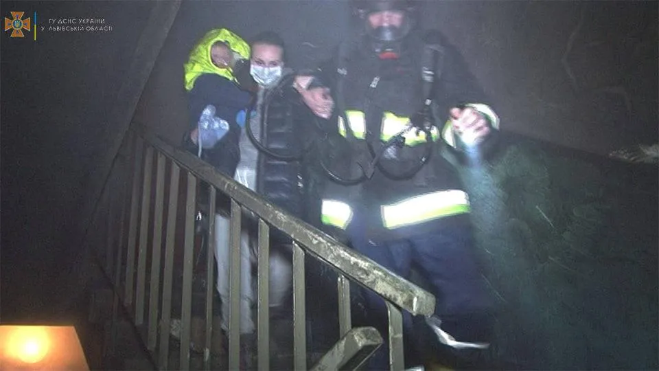 У Львові трапилась пожежа у багатоповерхівці: є загиблий – фото з місця події
