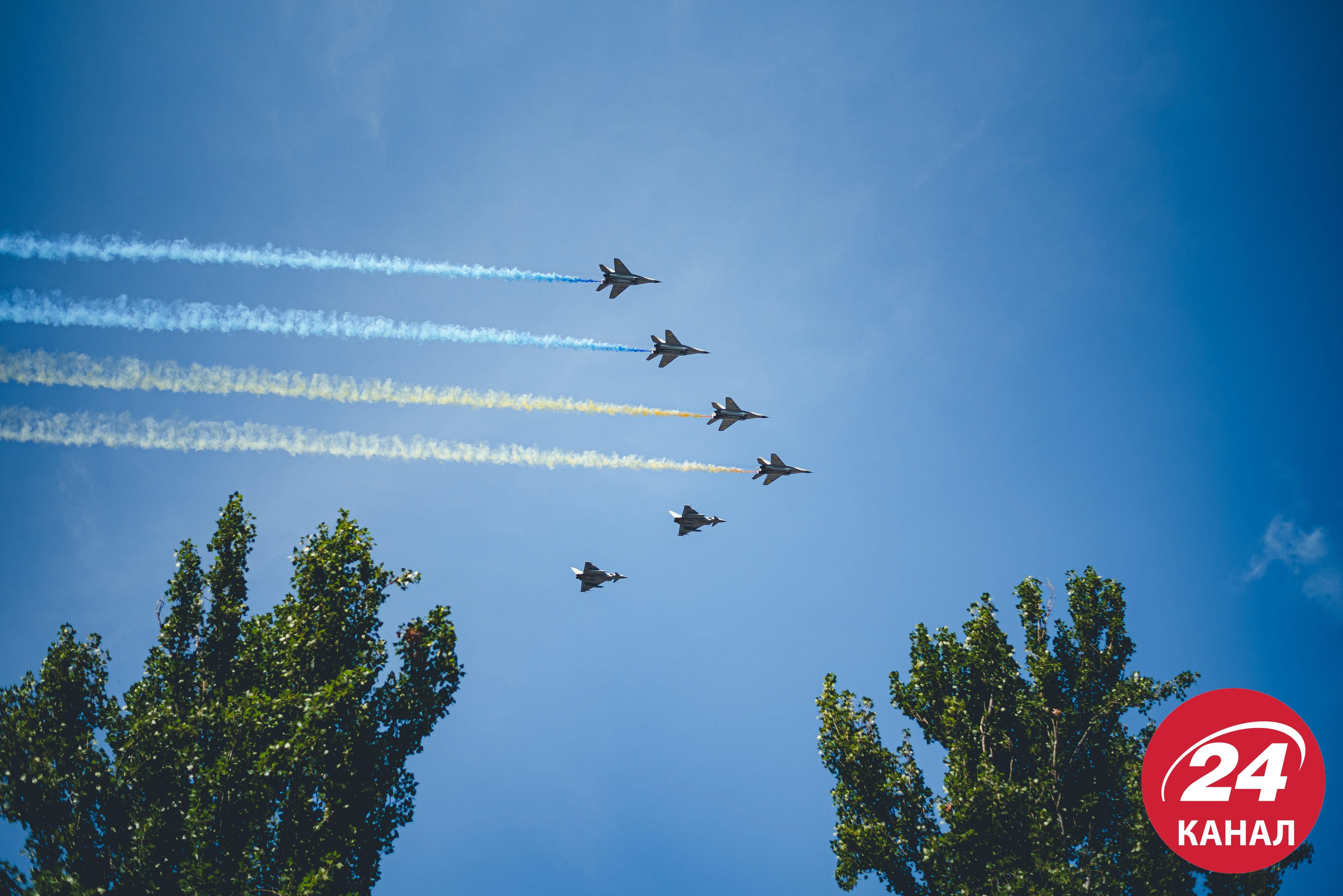 Винищувачі утворили в небі прапор України на параді до Дня Незалежності – дивовижне відео - Україна новини - 24 Канал Винищувачі утворили в небі прапор України на параді до Дня Незалежності – дивовижне відео - Україна новини - 24 Канал