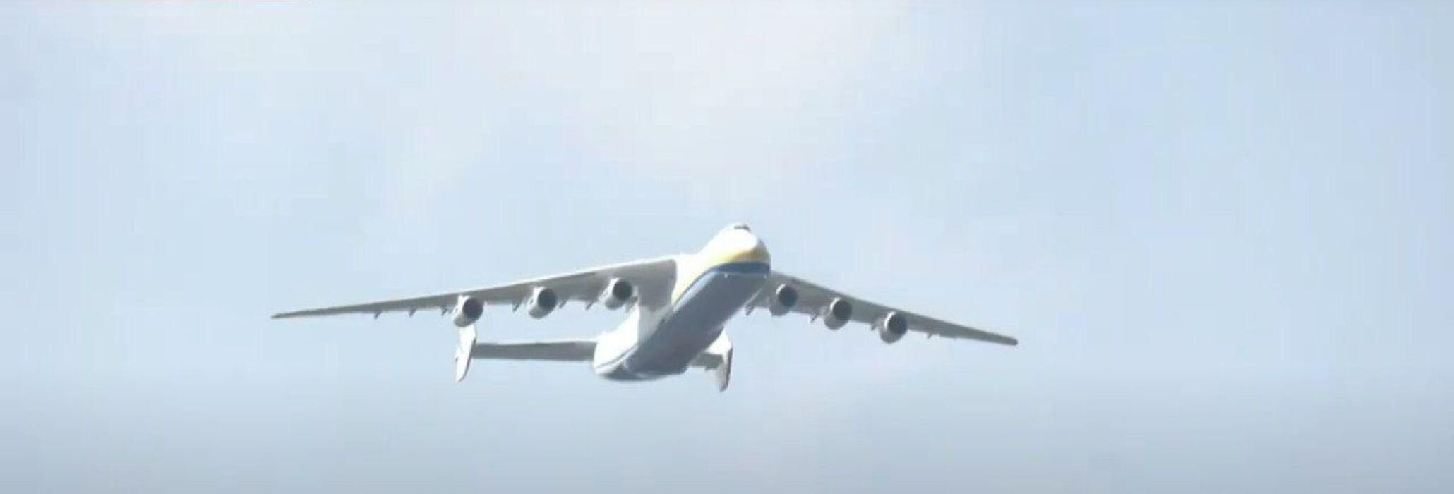 Легендарный самолет Ан-225 "Мрия" пролетел над Крещатиком: эпическое видео Легендарный самолет Ан-225 "Мрия" пролетел над Крещатиком: эпическое видео
