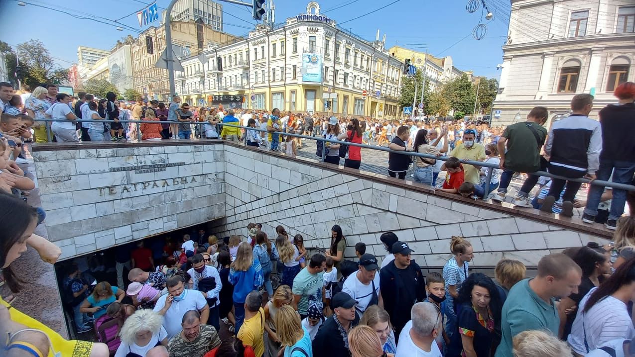 Після параду до Дня Незалежності у метро Києва утворився колапс – вражаючі фото та відео - Свіжі новини Києва - Київ