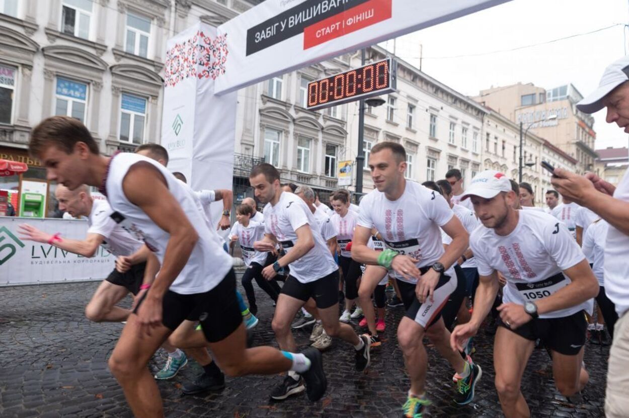 У центрі Львова провели забіг у вишиванках: неймовірні фото - Новини Львова - Львів У центрі Львова провели забіг у вишиванках: неймовірні фото - Новини Львова - Львів