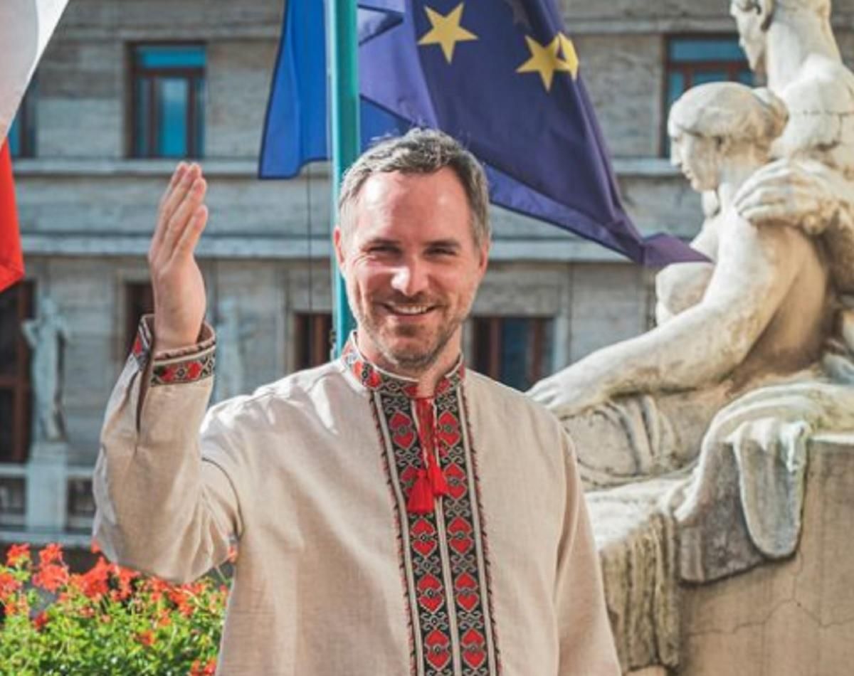 Мэр Праги в вышиванке поздравил Украину с Днем Независимости Мэр Праги в вышиванке поздравил Украину с Днем Независимости