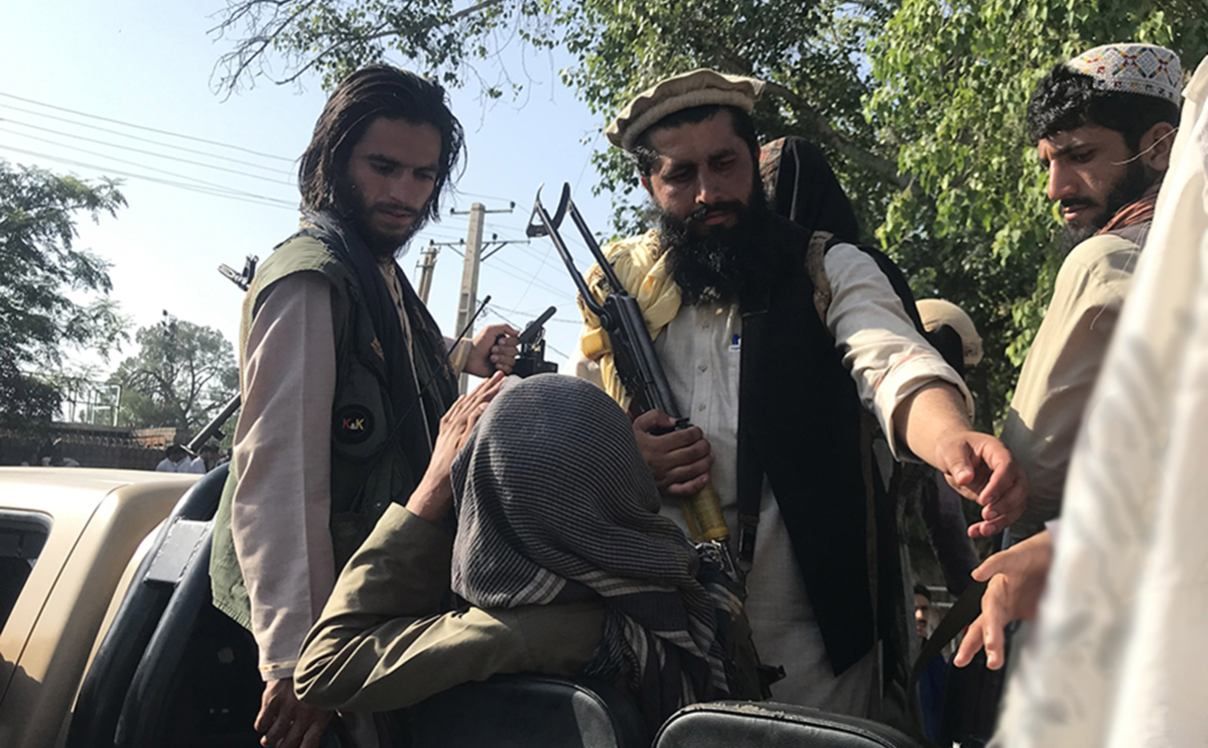 Вивезених до Франції афганців запідозрили у зв'язках з "Талібаном" - 24 Канал