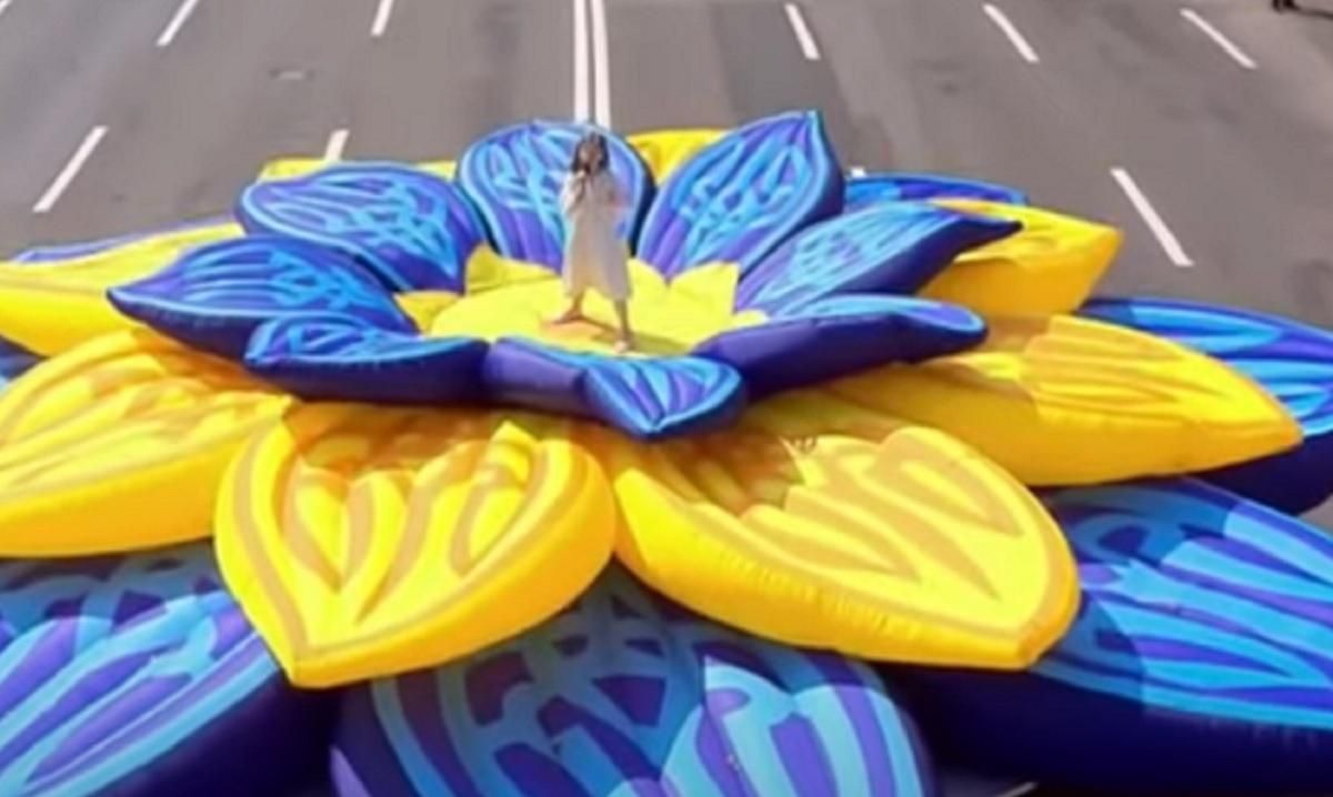 Юна українка виконала пісню "Україна" на параді до Дня Незалежності: чуттєве відео - Україна новини - 24 Канал Юна українка виконала пісню "Україна" на параді до Дня Незалежності: чуттєве відео - Україна новини - 24 Канал