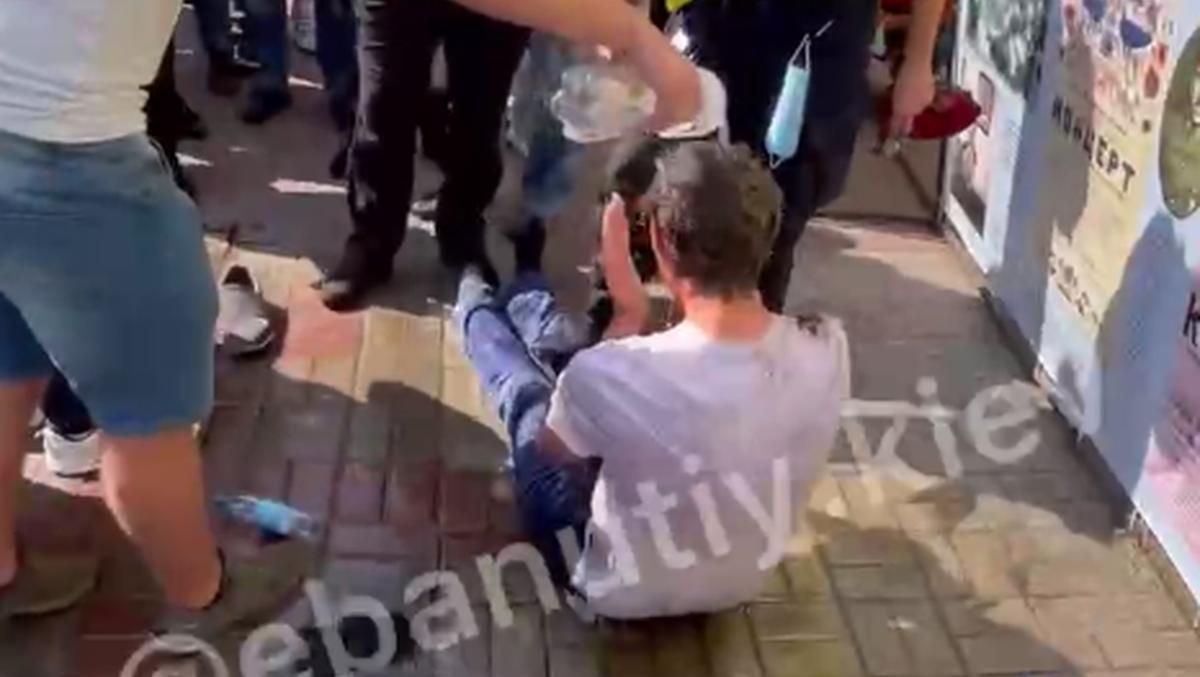 Під час параду на Хрещатику у Києві чоловік облив себе бензином та вчинив самоспалення 18+ - Новини Києва - Київ Під час параду на Хрещатику у Києві чоловік облив себе бензином та вчинив самоспалення 18+ - Новини Києва - Київ