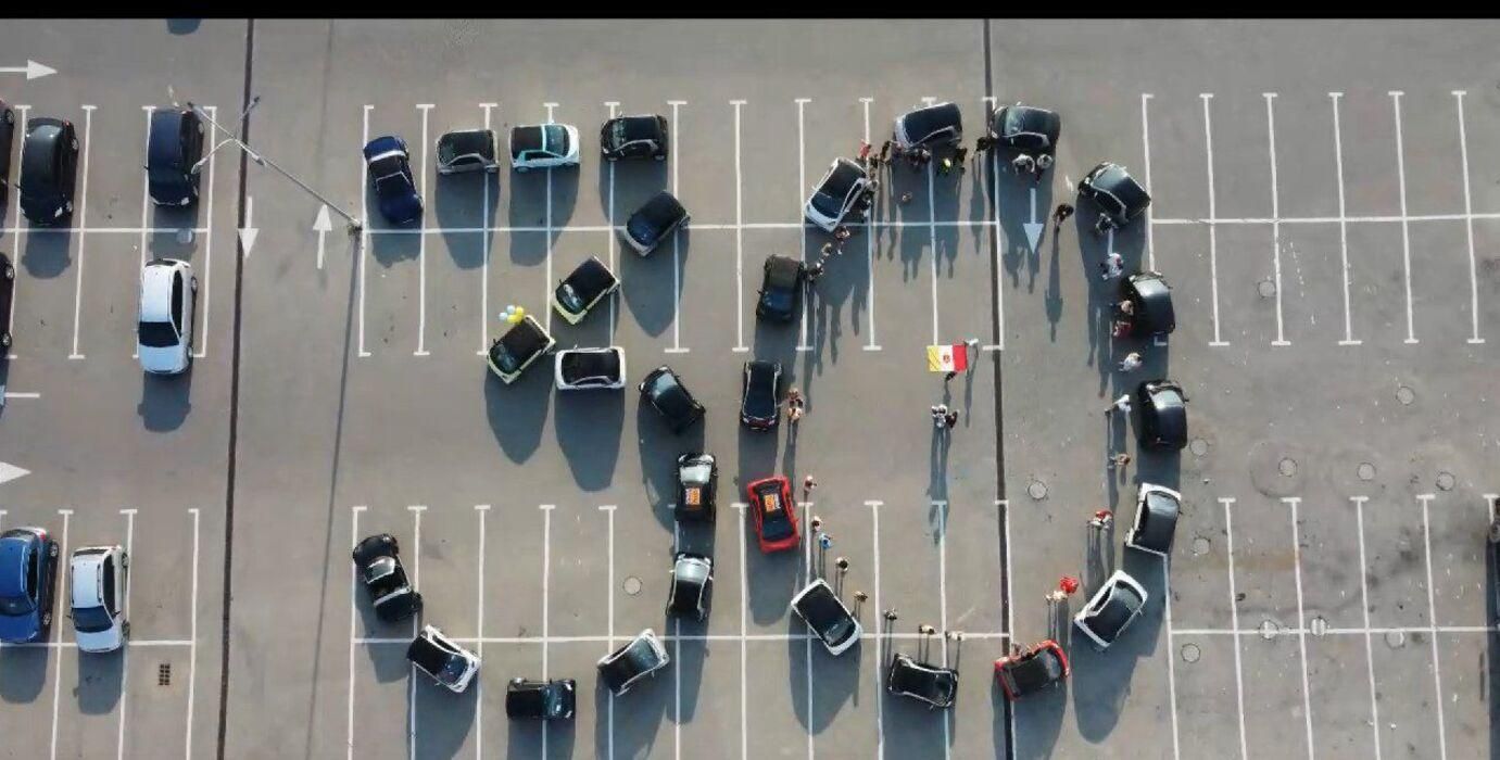 Українські автомобілісти влаштували флешмоб-привітання з Днем Незалежності: красиве відео - Україна новини - 24 Канал Українські автомобілісти влаштували флешмоб-привітання з Днем Незалежності: красиве відео - Україна новини - 24 Канал