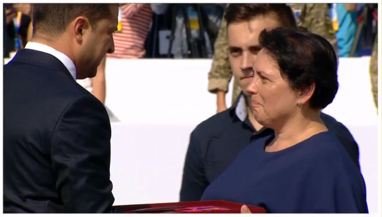 Президент вручил вдове погибшего бойца из Львовщины его Звезду Героя Президент вручил вдове погибшего бойца из Львовщины его Звезду Героя