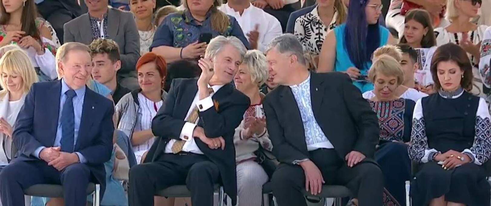 "По пиву": у соцмережах пожартували з поведінки Порошенка та Ющенка та параді - Україна новини - 24 Канал "По пиву": у соцмережах пожартували з поведінки Порошенка та Ющенка та параді - Україна новини - 24 Канал