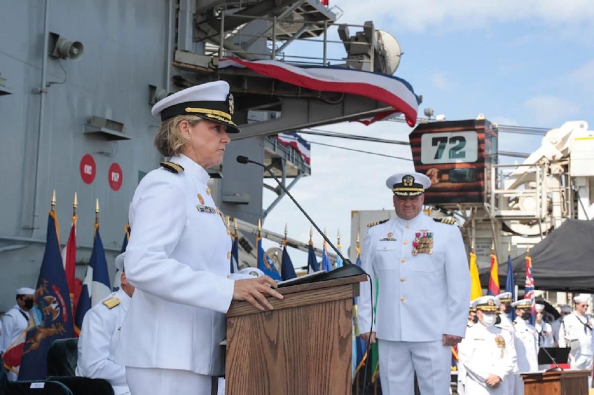 Вперше в історії США: командиром атомного авіаносця стала жінка - 24 Канал