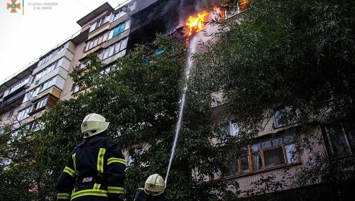 В Киеве дотла выгорел балкон многоэтажки: жуткое видео