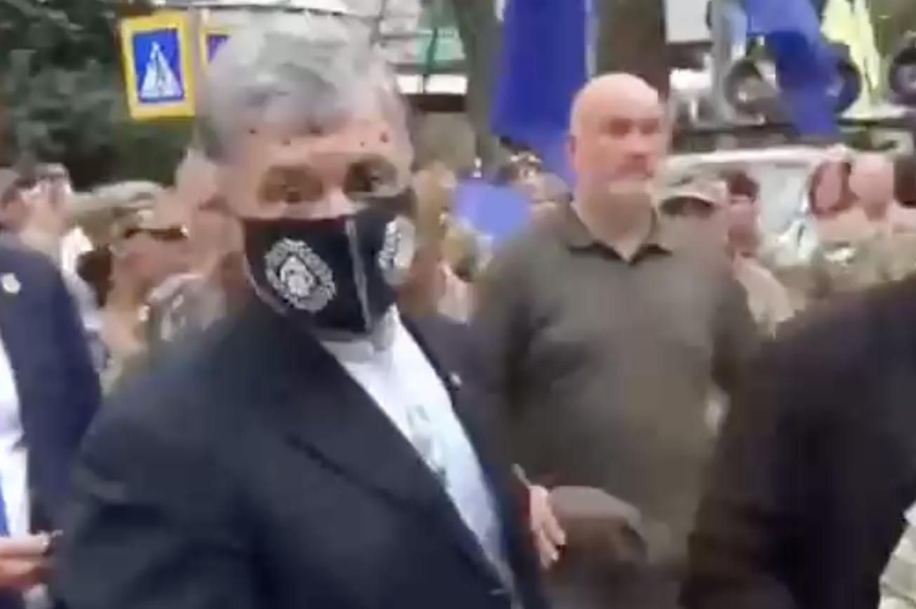 Порошенко облили зеленкой на Марше защитников в Киеве: видео с места события Порошенко облили зеленкой на Марше защитников в Киеве: видео с места события