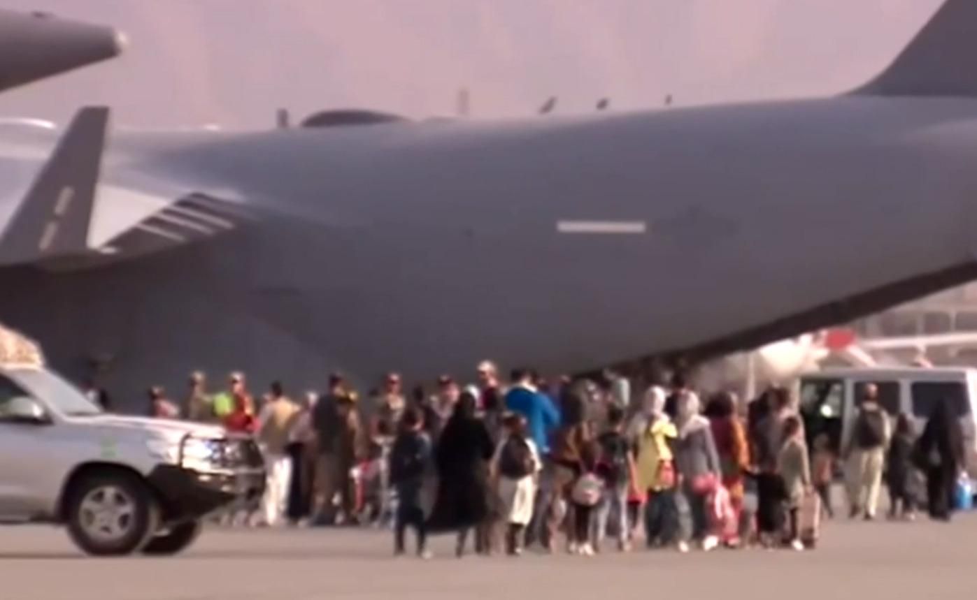 Таліби повністю перекрили дорогу в аеропорт Кабула: тепер впускатимуть лише іноземців - 24 Канал Таліби повністю перекрили дорогу в аеропорт Кабула: тепер впускатимуть лише іноземців - 24 Канал