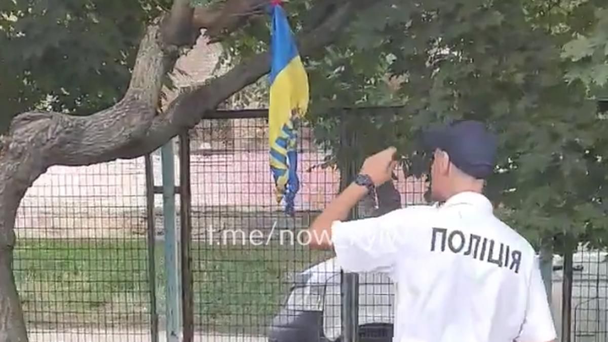 У Києві підлітки підпалили прапор України: відео - Київ