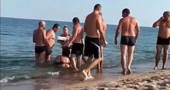 Не поділили медуз: у Бердянську побились відпочивальники – епічне відео