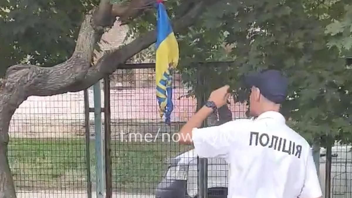 В Киеве подростки подожгли флаг Украины: видео