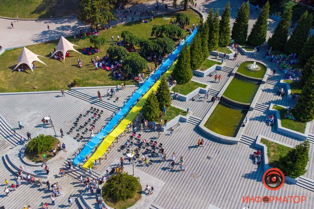 "Місто патріотів": діти у Дніпрі розгорнули 50-метровий прапор України – атмосферні фото - Новини Дніпра - 24 Канал "Місто патріотів": діти у Дніпрі розгорнули 50-метровий прапор України – атмосферні фото - Новини Дніпра - 24 Канал