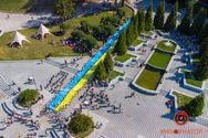 "Місто патріотів": діти у Дніпрі розгорнули 50-метровий прапор України – атмосферні фото