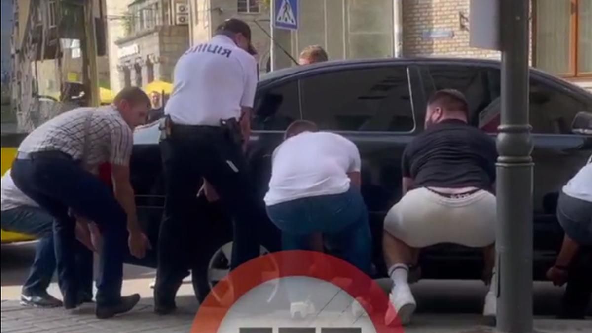 В центре Киева машина заблокировала движение троллейбусов, ее отнесли на тротуар: видео В центре Киева машина заблокировала движение троллейбусов, ее отнесли на тротуар: видео