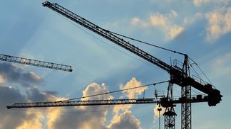 У Києві чоловік заліз на будівельний кран та зірвався: моторошне відео 18+