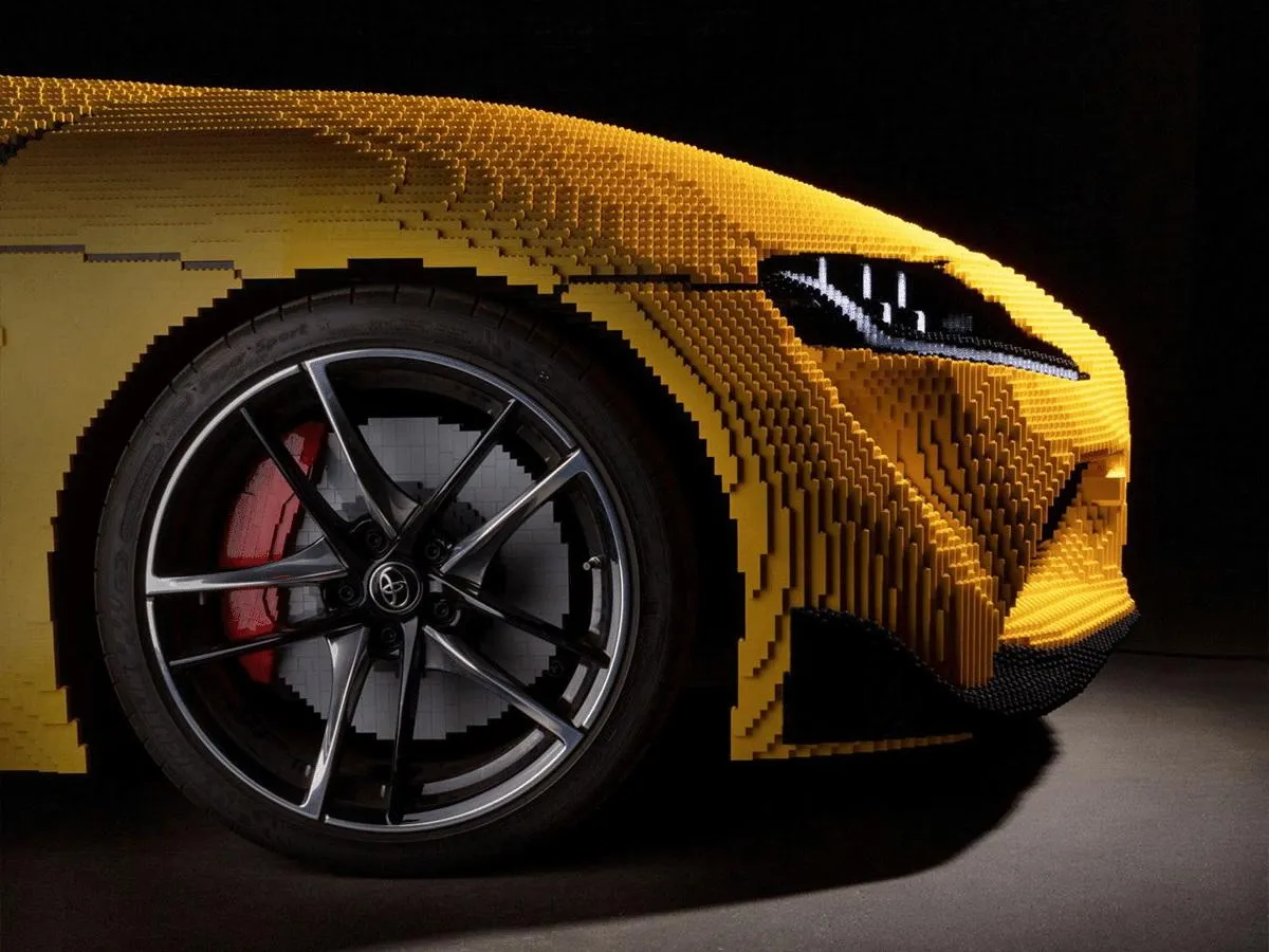 Розганяється до 27 кілометрів: показали Toyota Supra в натуральну величину, зроблену з LEGO