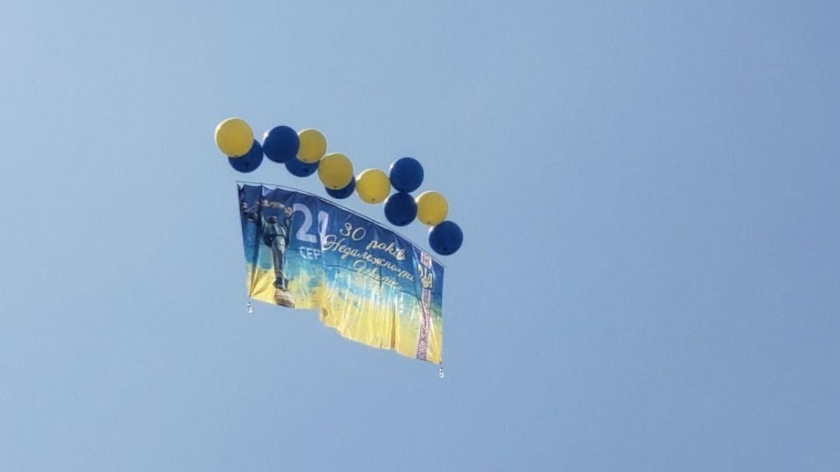 Бойовики намагалися збити запущені українські прапори над окупованим Донбасом - Україна новини - 24 Канал Бойовики намагалися збити запущені українські прапори над окупованим Донбасом - Україна новини - 24 Канал