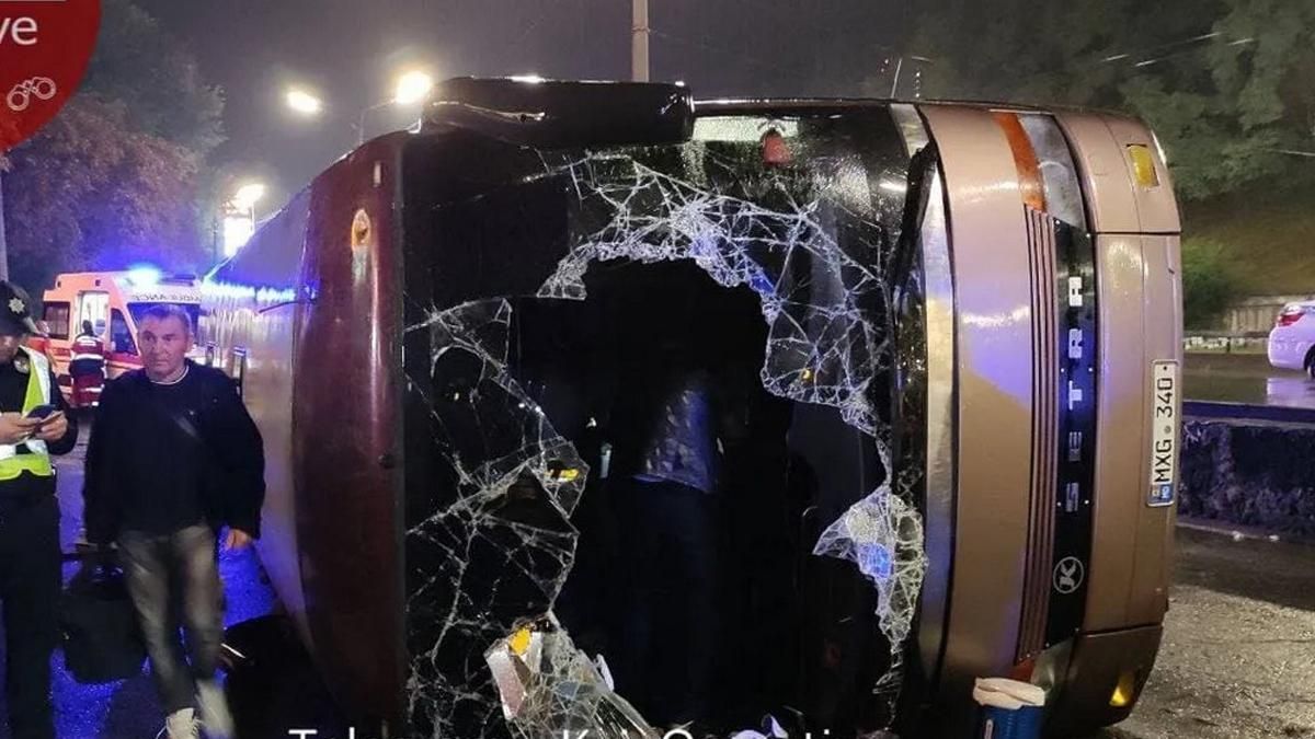 У Києві у ДТП потрапив автобус "Кишинів – Москва": є багато постраждалих – фото, відео - Київ У Києві у ДТП потрапив автобус "Кишинів – Москва": є багато постраждалих – фото, відео - Київ