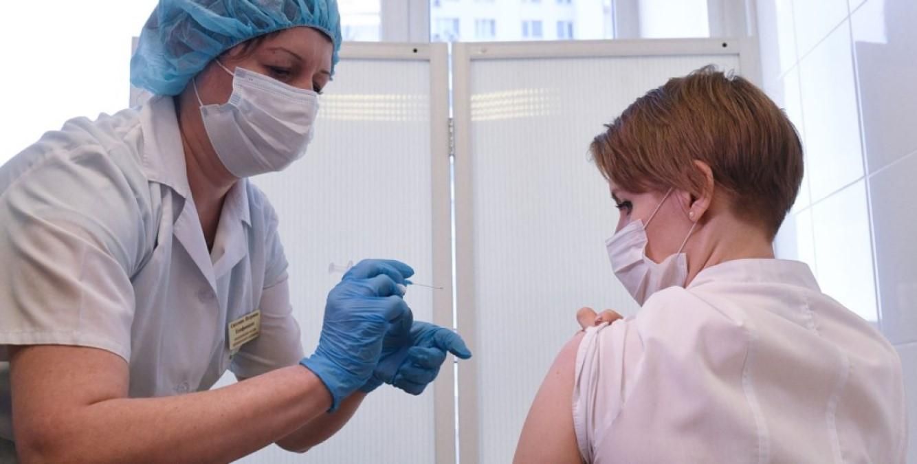 Дистанційне навчання чи вакцинація: чому вчителі ігнорують щеплення проти COVID-19 - Україна новини - Освіта