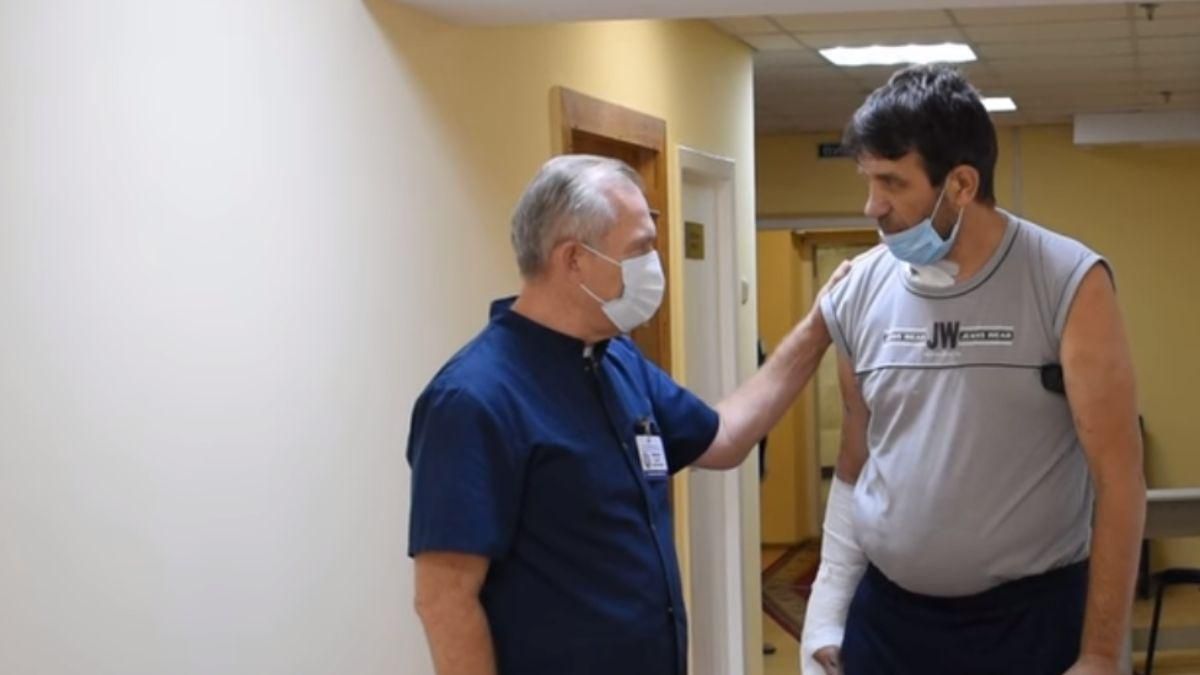 Вижив: цивільний, будинок якого обстріляли бойовики, провів 2 тижні в реанімації - Новини Дніпро - 24 Канал Вижив: цивільний, будинок якого обстріляли бойовики, провів 2 тижні в реанімації - Новини Дніпро - 24 Канал