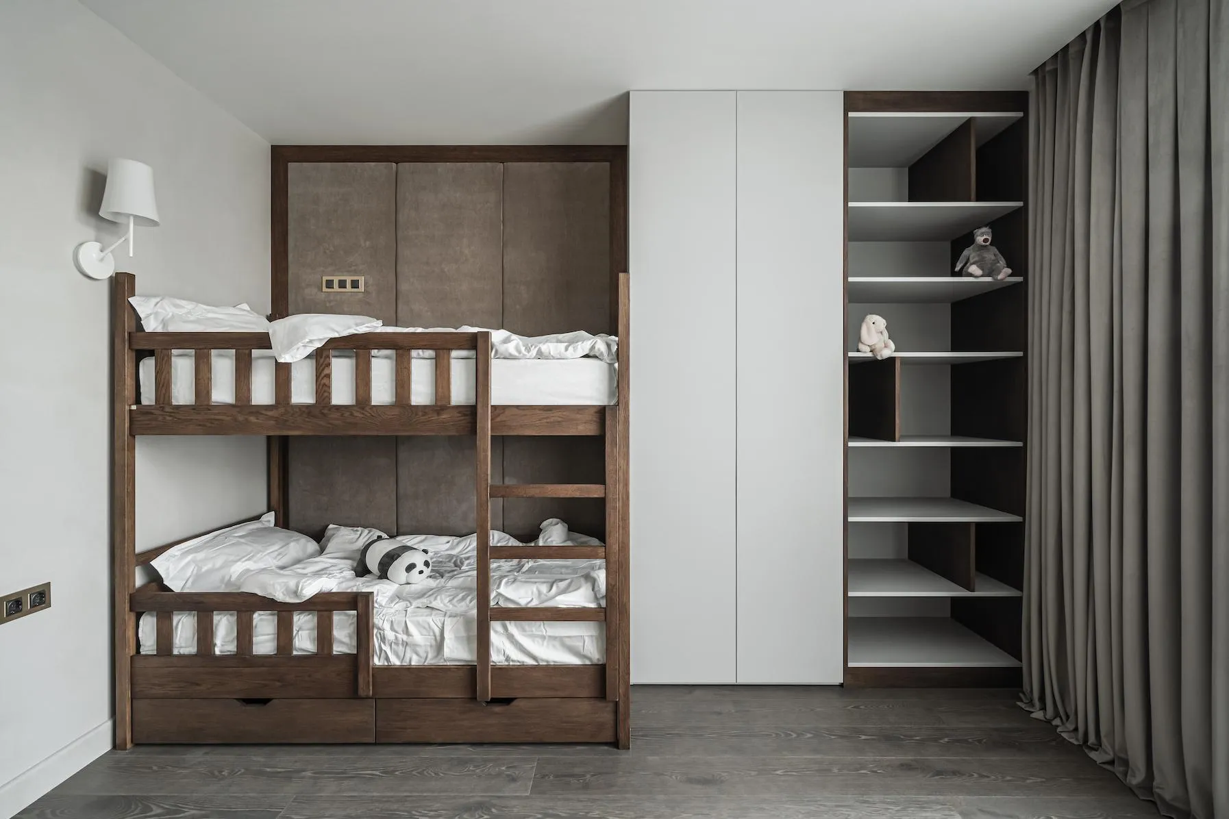 Містка шафа з безліччю полиць для речей не перевантажує простір Містка шафа з безліччю полиць для речей не перевантажує простір