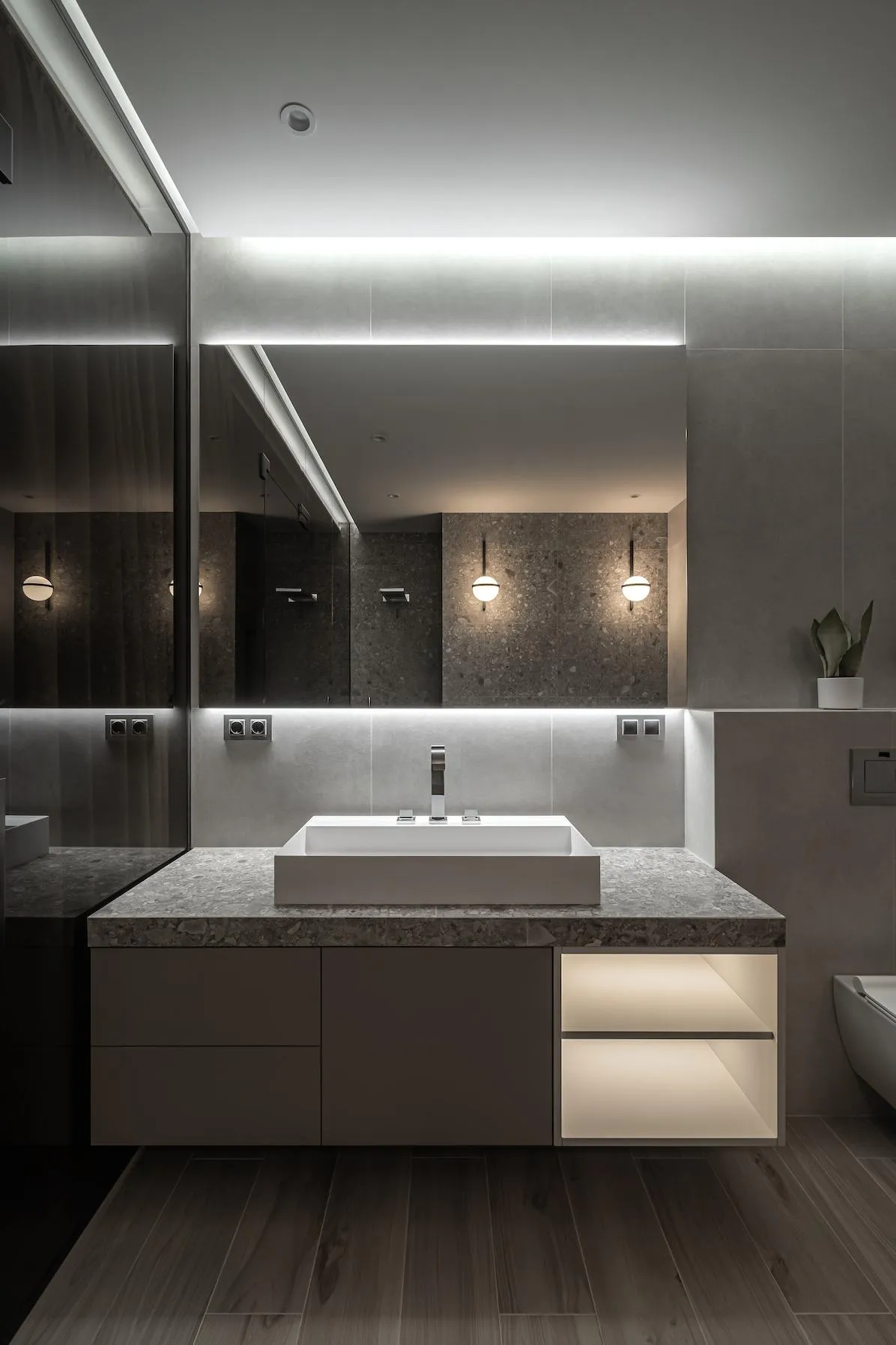 Ніші під умивальником, дзеркало і периметр стелі обладнані м'яким підсвічуванням Ніші під умивальником, дзеркало і периметр стелі обладнані м'яким підсвічуванням